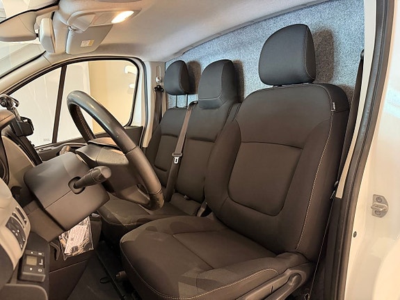 Renault Trafic 12 of 16