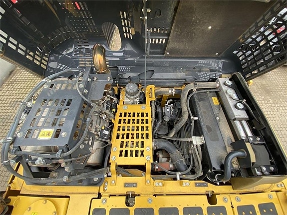 Komatsu PC240LC-11EO 8 of 10