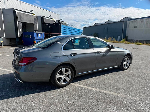 Mercedes-Benz E220 d 2 of 8