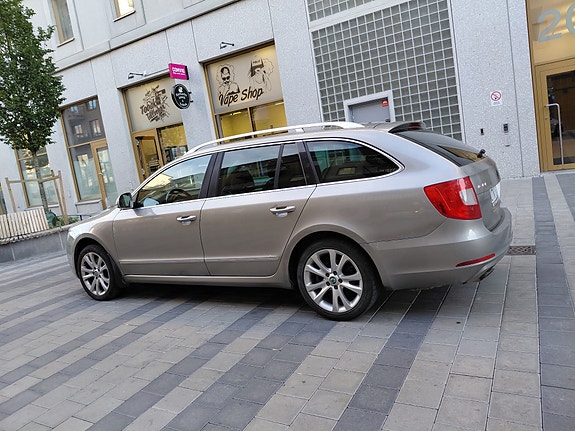Skoda Superb 2 of 4