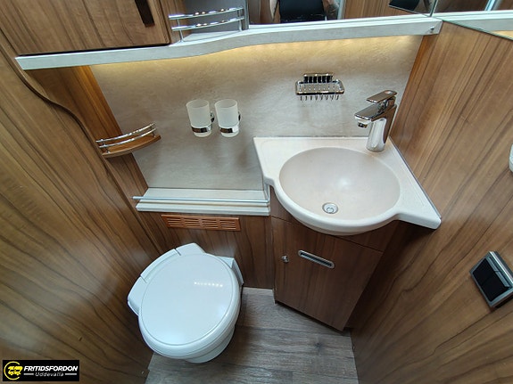 Hymer B 680 Hydraliska stödben Aut 18 of 20