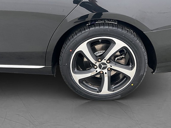 Mercedes-Benz E220 28 of 30