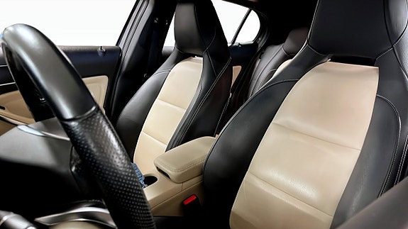 Mercedes-Benz GLA180 9 of 14