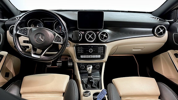 Mercedes-Benz GLA180 11 of 14