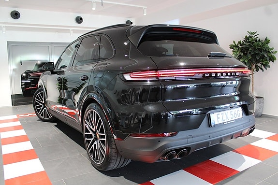 Porsche Cayenne 2 of 22