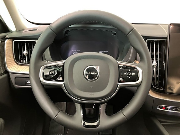 Volvo XC60 3 of 13