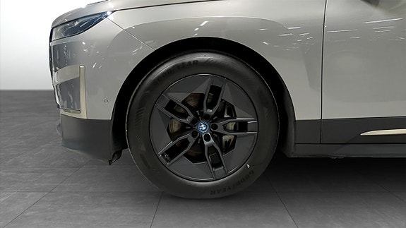BMW iX 9 of 11