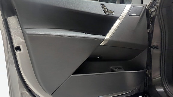 BMW iX 11 of 11