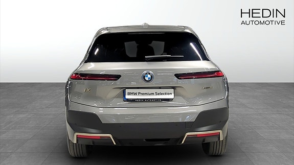 BMW iX 7 of 11