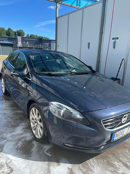 Volvo V40 2 of 14