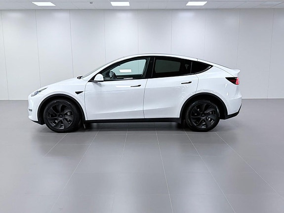 Tesla Model Y 4 of 8