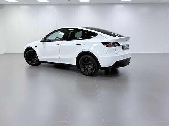 Tesla Model Y 5 of 8