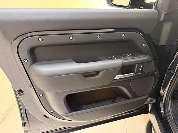 Land Rover Defender 110 12 of 26