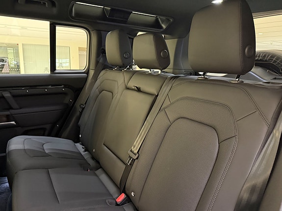 Land Rover Defender 110 20 of 26