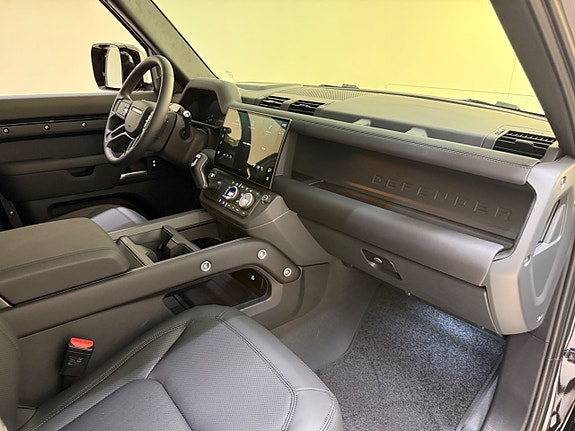 Land Rover Defender 110 23 of 26
