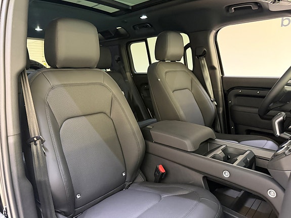 Land Rover Defender 110 22 of 26