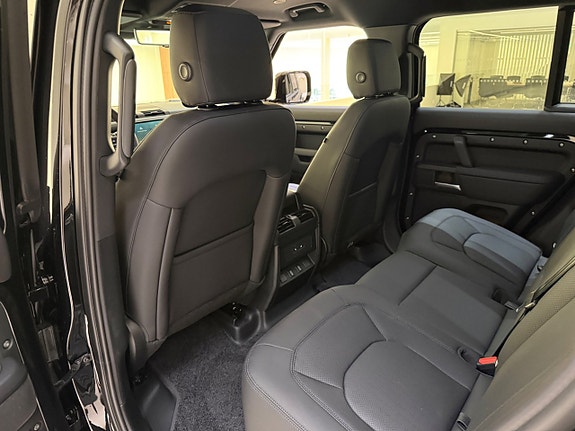 Land Rover Defender 110 21 of 26