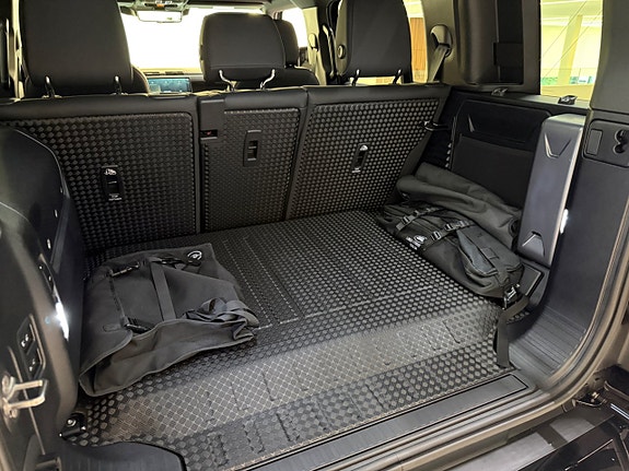 Land Rover Defender 110 24 of 26