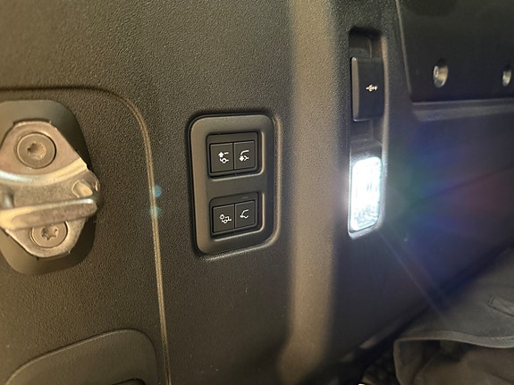 Land Rover Defender 110 26 of 26