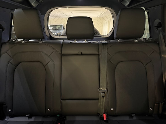Land Rover Defender 110 19 of 26