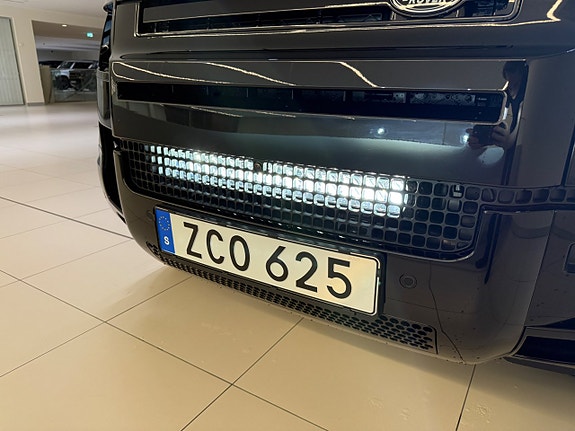 Land Rover Defender 110 9 of 26