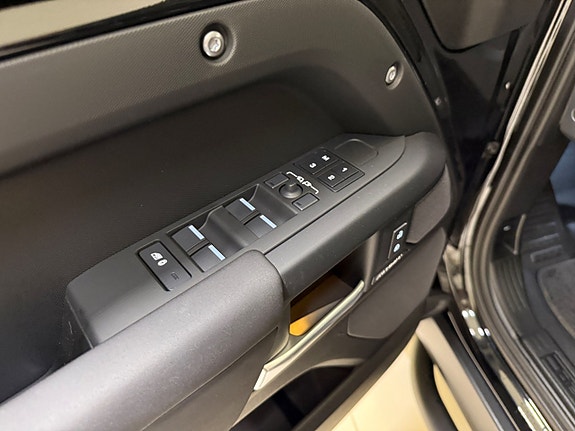 Land Rover Defender 110 13 of 26