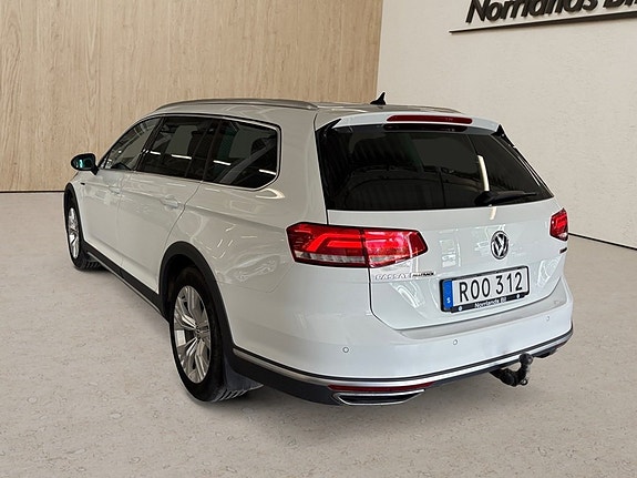 Volkswagen Passat Alltrack 3 of 11