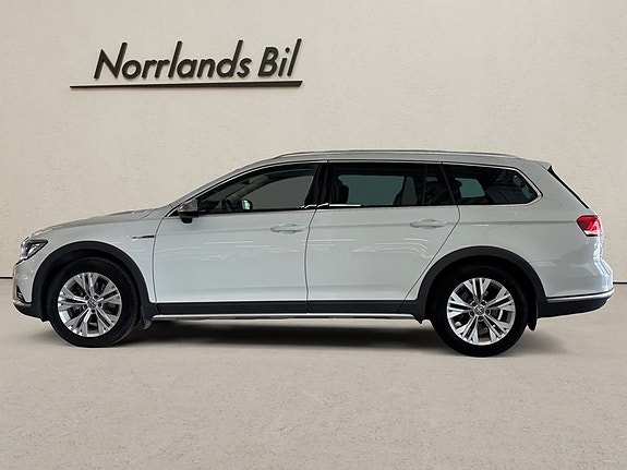 Volkswagen Passat Alltrack 2 of 11