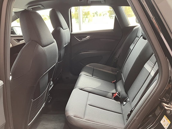 Audi Q4 e-tron 6 of 12
