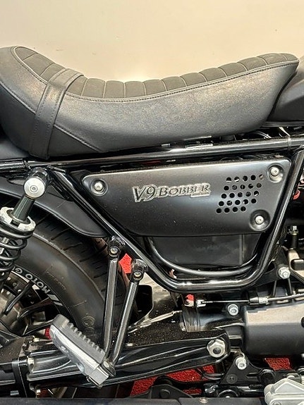 Moto Guzzi V9 Bobber 900 V-Twin Bobber, ABS! 3 of 6