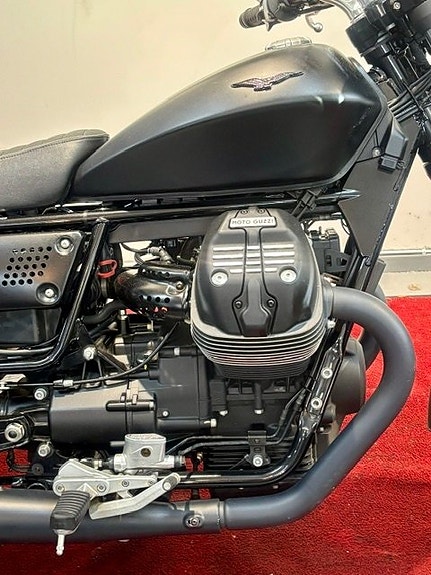 Moto Guzzi V9 Bobber 900 V-Twin Bobber, ABS! 2 of 6