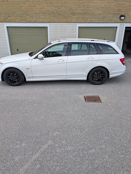 Mercedes-Benz C220 3 of 10