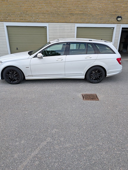 Mercedes-Benz C220 2 of 10