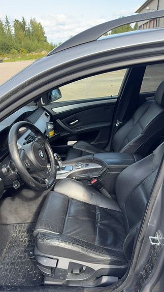 BMW 523i 3 of 5