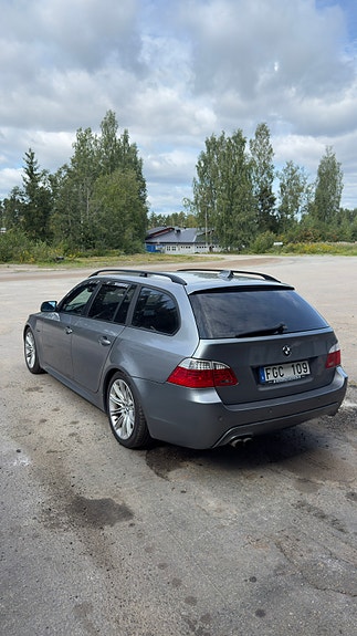 BMW 523i 2 of 5