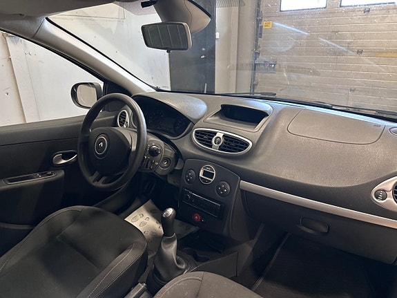 Renault Clio 13 of 17