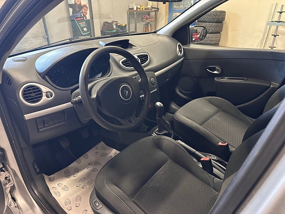 Renault Clio 8 of 17