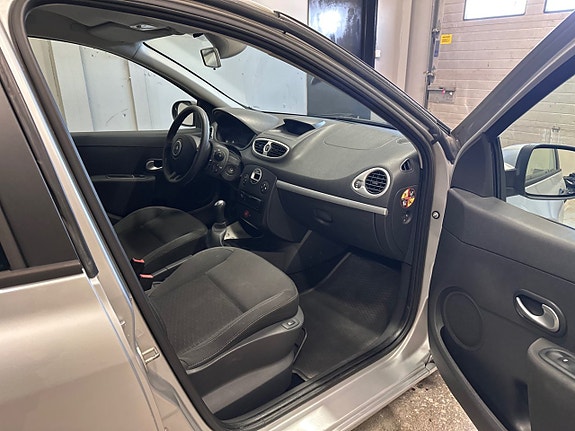 Renault Clio 12 of 17
