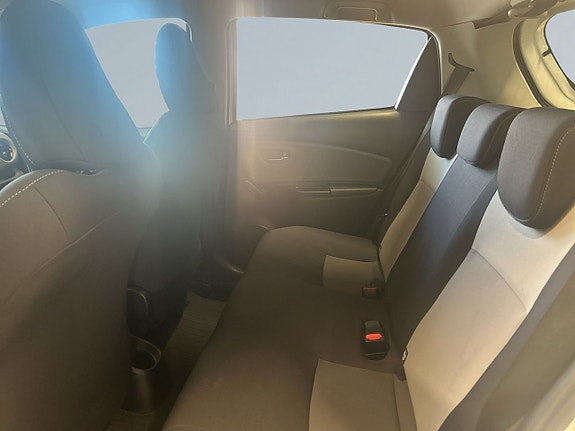 Toyota Yaris 13 of 18
