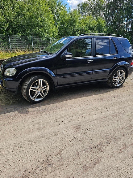 Mercedes-Benz ML500 2 of 7