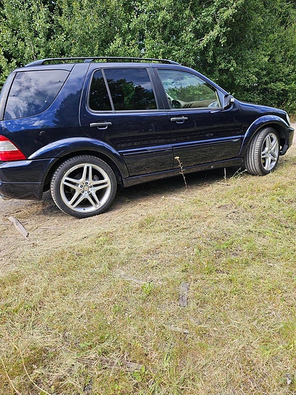 Mercedes-Benz ML500 7 of 7