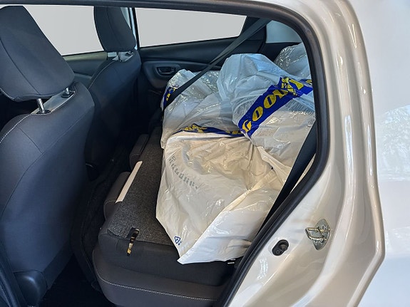 Toyota Yaris 7 of 12