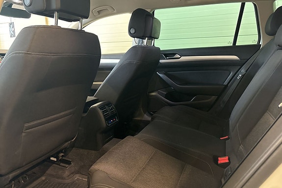 Volkswagen Passat 19 of 21