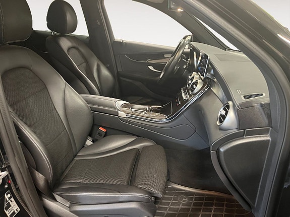 Mercedes-Benz GLC300 e 14 of 24
