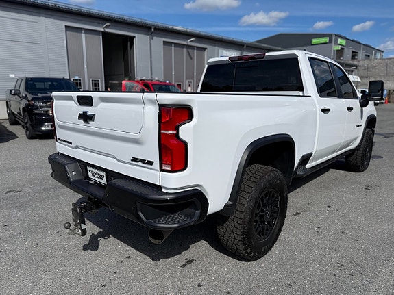 Chevrolet Silverado 2500 2 of 9