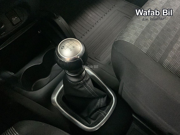 Toyota Yaris 12 of 17