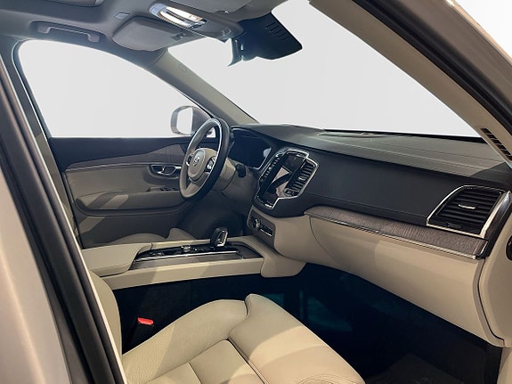 Volvo XC90 5 of 15