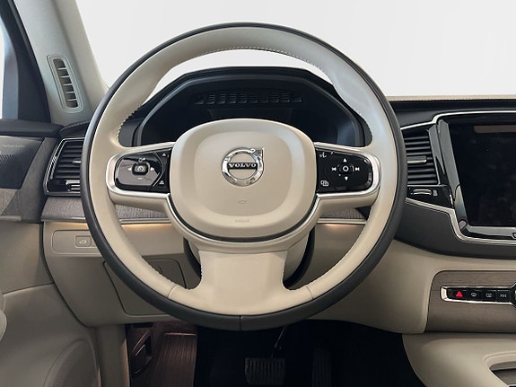 Volvo XC90 11 of 15