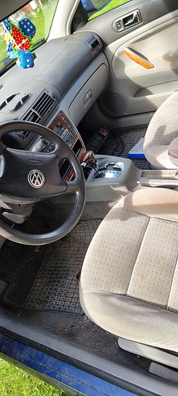 Volkswagen Passat 2 of 6