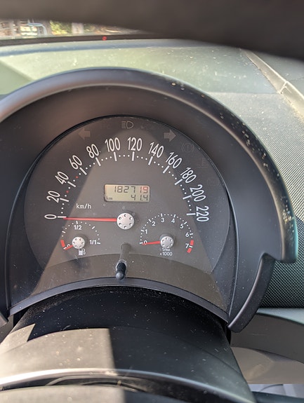 Volkswagen New Beetle 2 of 7
